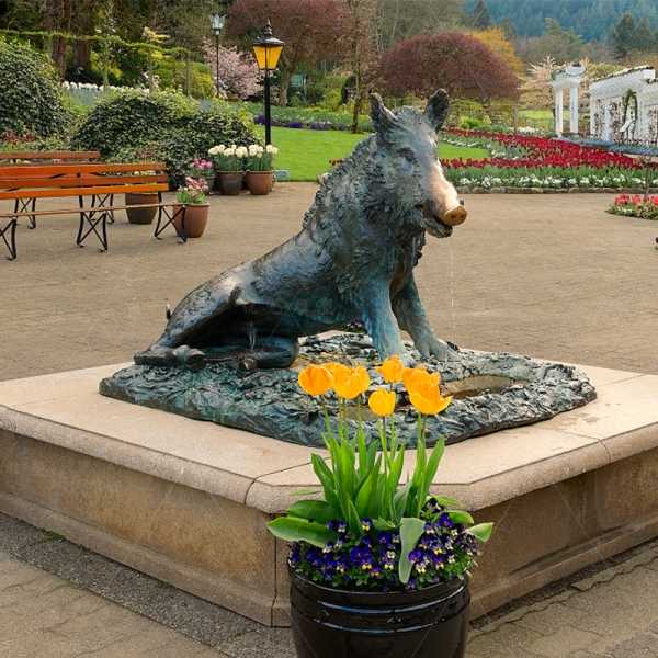 加拿大布查特花园的青铜野猪雕塑
