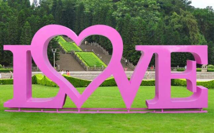 不锈钢love雕塑.jpg