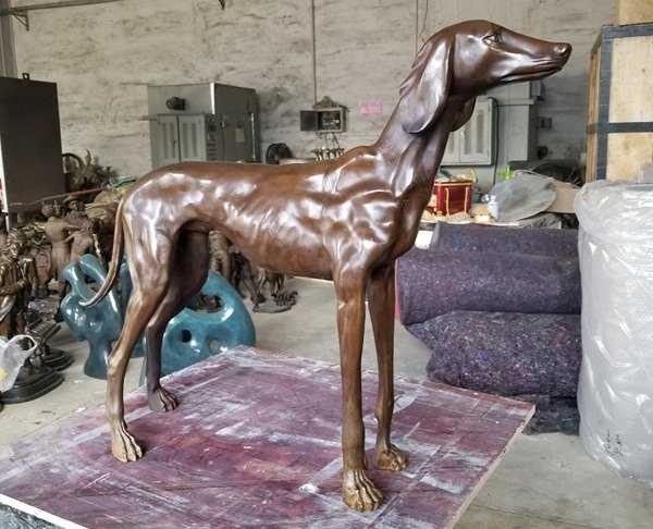 长腿铜狗雕塑
