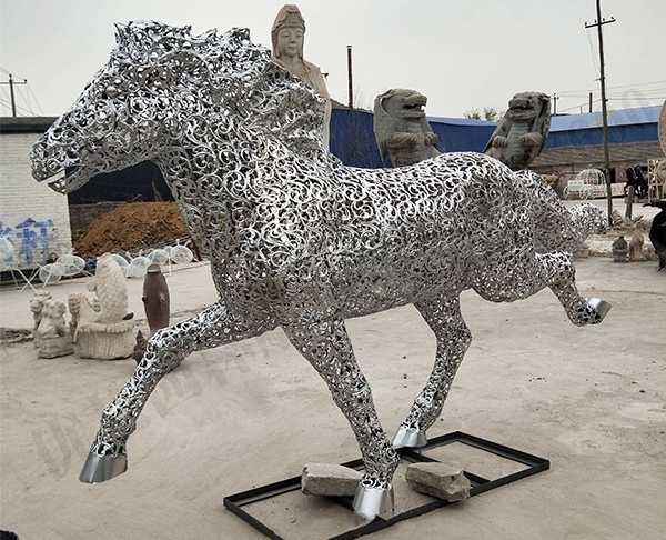 不锈钢雕塑与所处环境的空间作用
