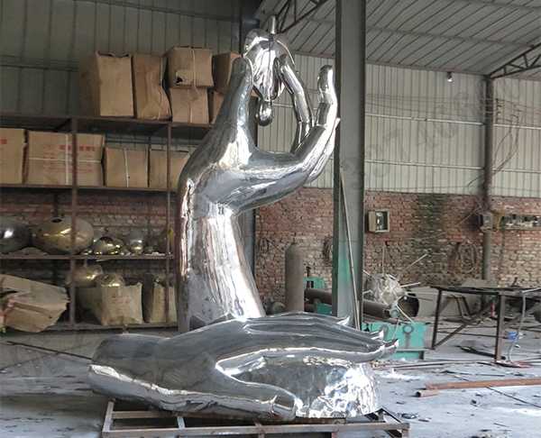 不锈钢雕塑厂家的保养技巧