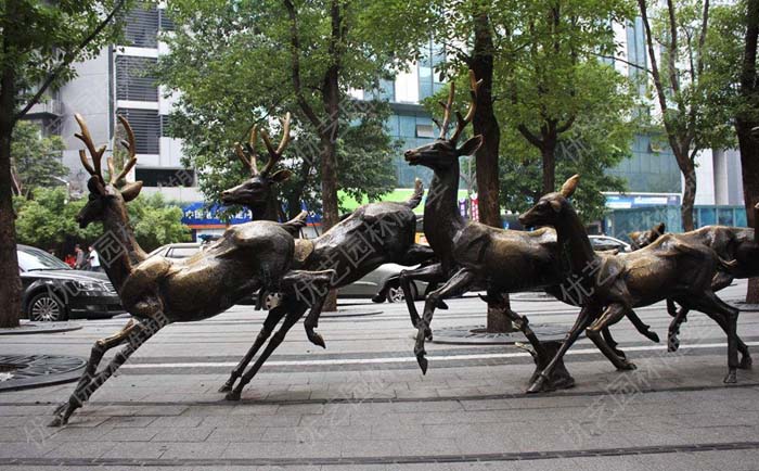 铜鹿雕塑保养方法