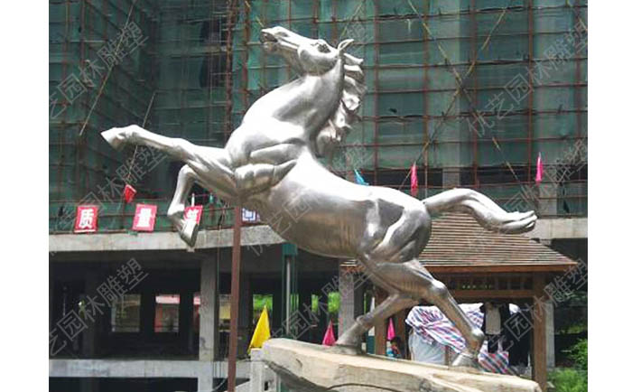 大型不锈钢马雕塑