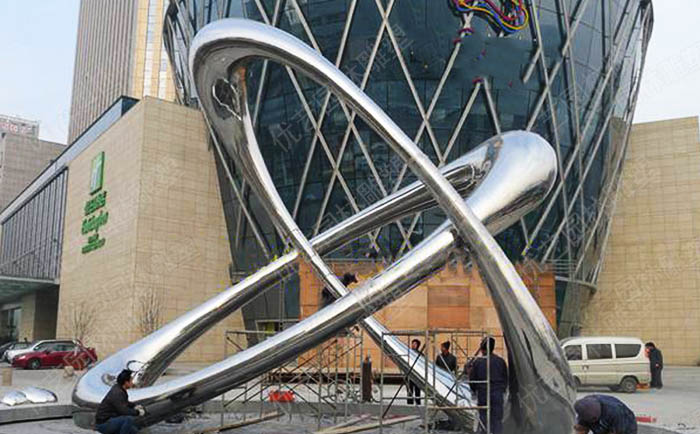 大型不锈钢雕塑与现代商业空间设计