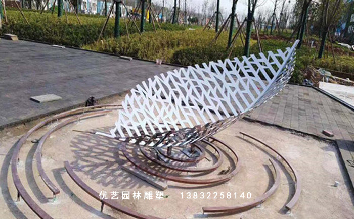 不锈钢镂空树叶雕塑