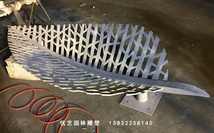 不锈钢镂空树叶雕塑