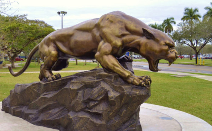 铜豹子雕像